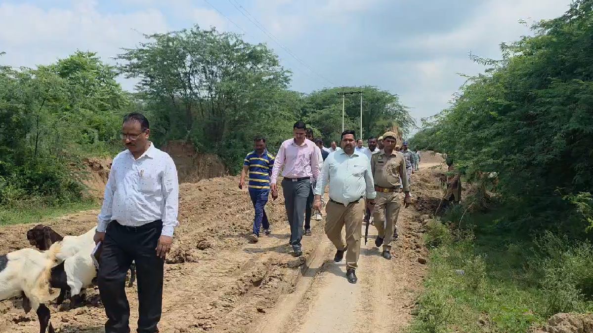 हमीरपुर में बच्चों के प्रदर्शन के बाद प्रशासन एक्शन में, सड़क निर्माण का दिया भरोसा